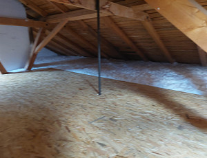 Zateplení stropu rodinného domu pomocí foukané izolace